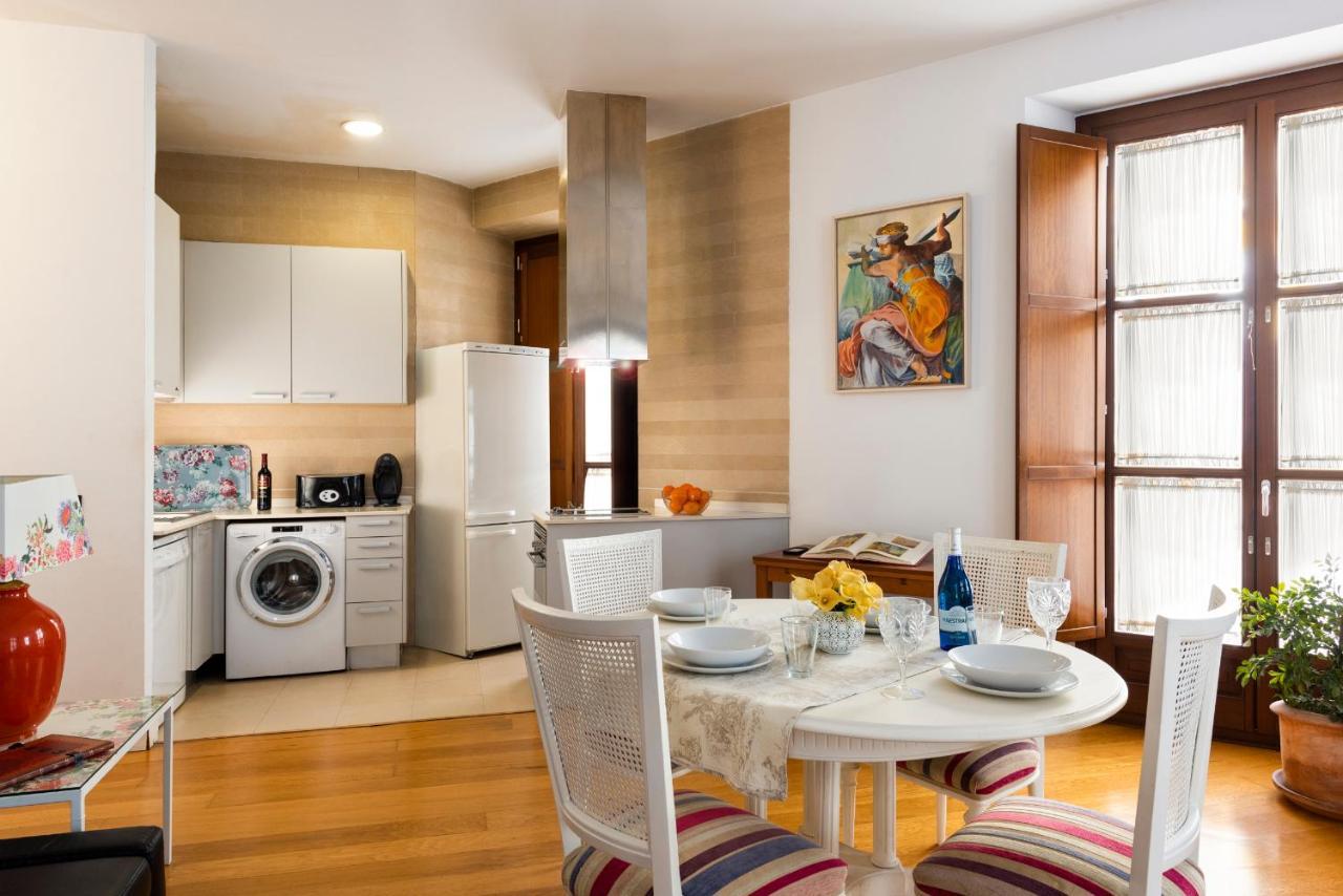 Cathedral Apartment, First Floor Севилья Экстерьер фото